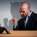 恐怖で抑えつけることは、考えることを奪う。